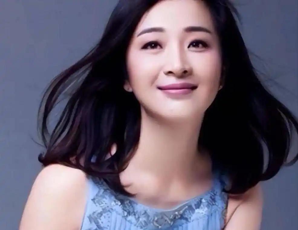 张嘉译前妻杜珺，在西安过着最普通的日子。没结婚，没孩子，不演戏。早市买菜，路边吃