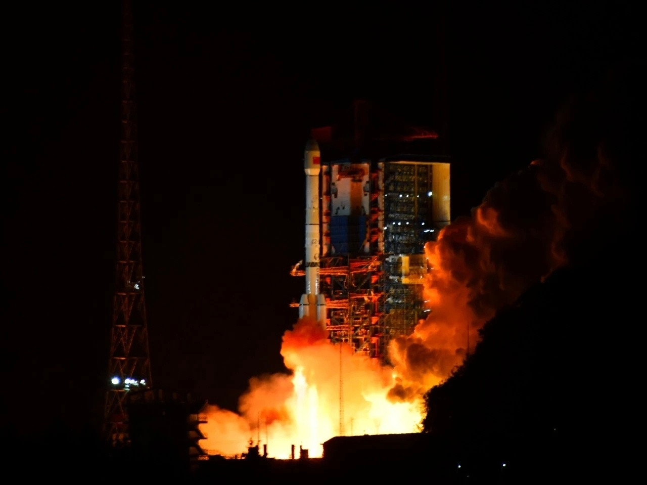12月9日23时08分，长征三号乙运载火箭在西昌卫星发射中心点火升空，随后将通信