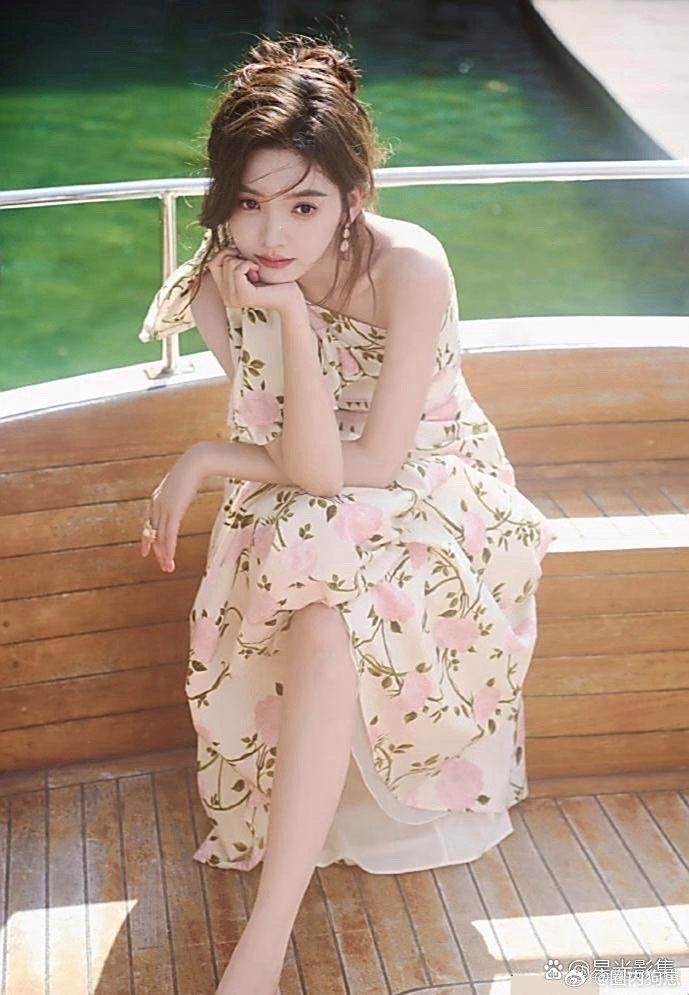 章若楠写真姿态优雅，自带独特魅力，尤其光脚在海边奔跑的模样。​​​