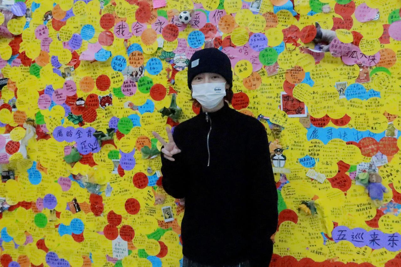 鹿晗：于祝福墙畔，邂逅真心温度近日，鹿晗又被拍到前往粉丝祝福墙，这一小小的举