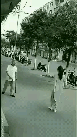 大爷太久没看到美女了突然来个超漂亮的，这一下子就顶不住了