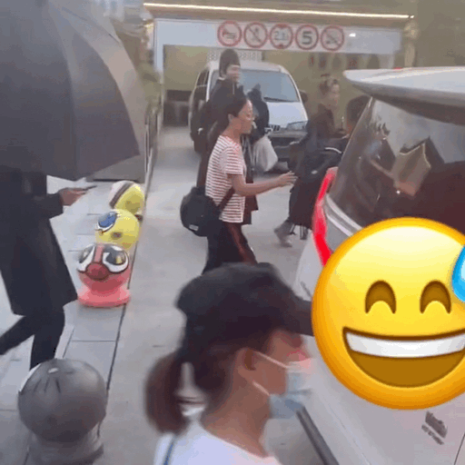 张若昀身边终于有会打伞的同事了张若昀终于等到了会打伞的白客张若昀身边终于有会打伞