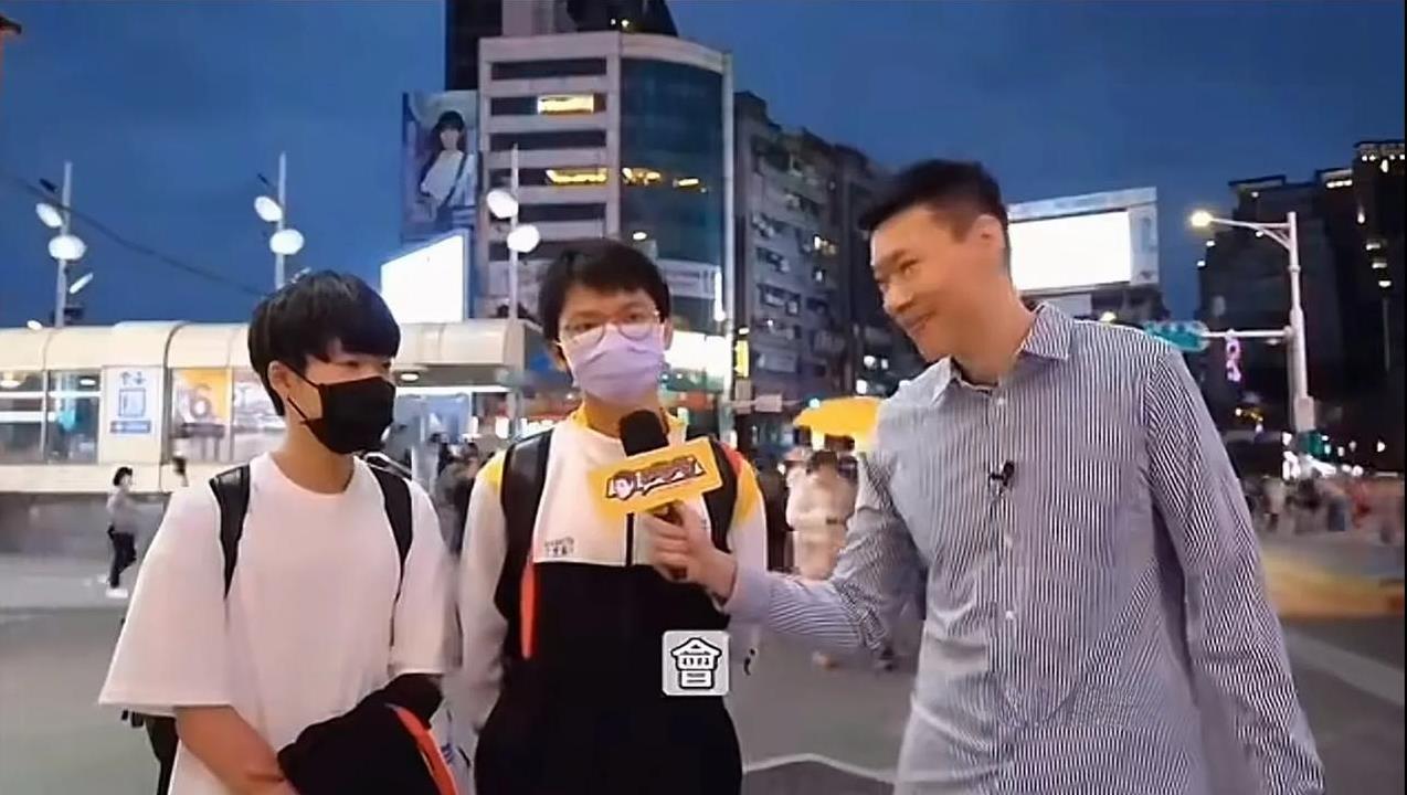 “台湾中天”记者街访2名青鸟：“如果战争爆发你们愿不愿意拿枪上战场！”台湾青鸟：
