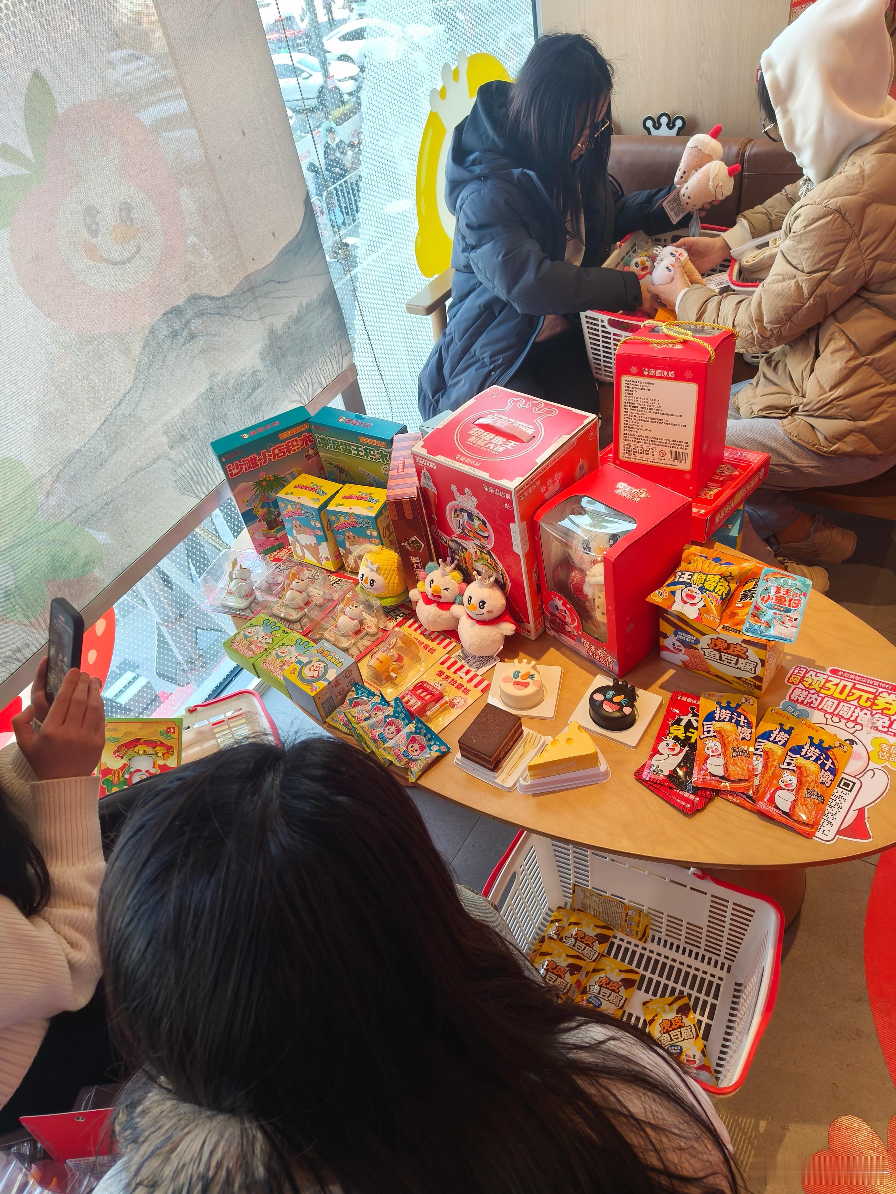 没想到蜜雪冰城总部成了郑州过年最火爆的旅游景点之一一个盲粒1块5，一个毛绒挂件9