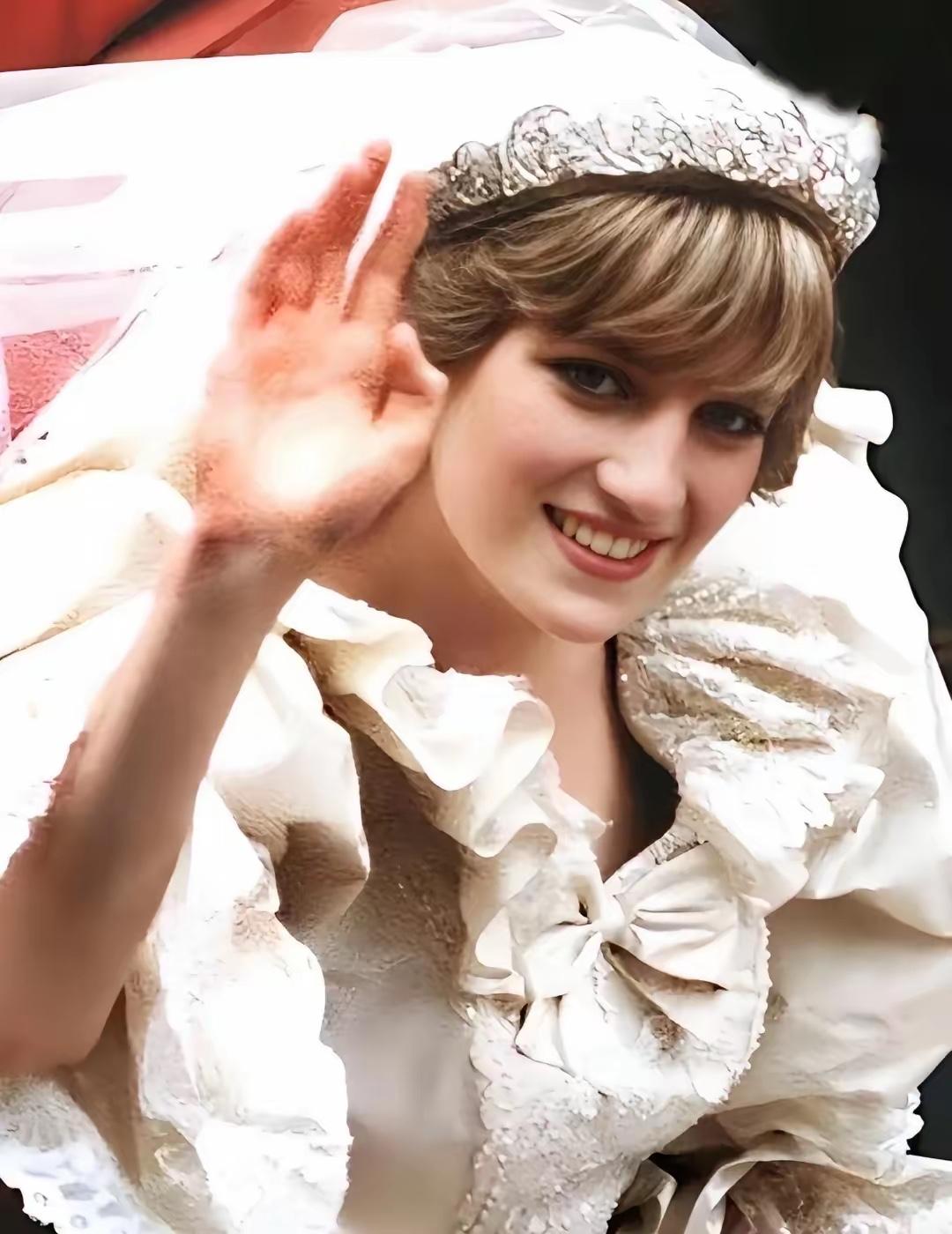 当初那个穿着7.6米长的婚纱，戴着斯宾塞王冠的女孩就这样走进了她一生的深渊。1