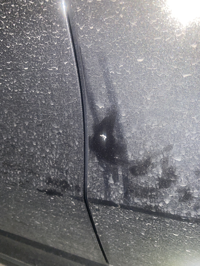 走在路上被崩了就市区开车被石头崩了这漆面可真薄呀，有被崩过的车友吗咋个搞