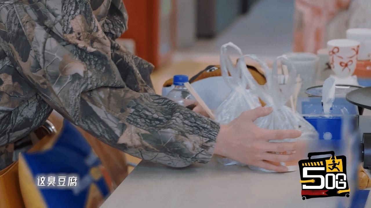 邓超和鹿晗真的很不按常理出牌哈哈哈哈哈，鹿晗这顶级的伴手礼：臭豆腐鹿晗去王勉家带