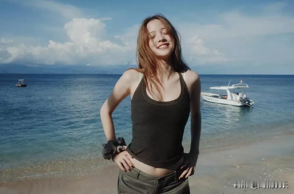 《23岁大提琴少女海边杀疯了！麻花辫配黑背心，这才是夏天该有的样子》