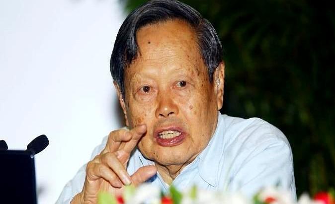 2012年，杨振宁曾顶着骂名阻止建造2000亿的大型粒子对撞机，这也惹怒了