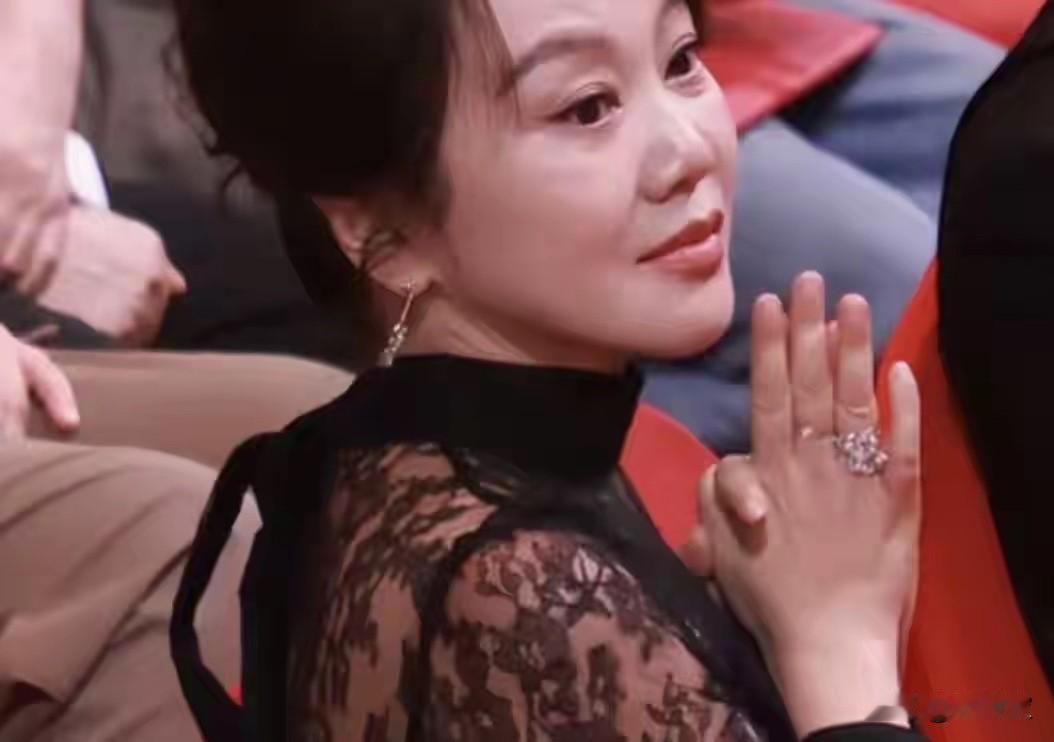 不是吧现在还有人在较真内娱的这些奖项？说真的闫妮一点都没沾上佟掌柜的气魄早