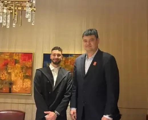 申京大赞火箭名宿姚明，听一听申京这小伙子如何夸赞前辈姚明的？首先，他大赞姚明
