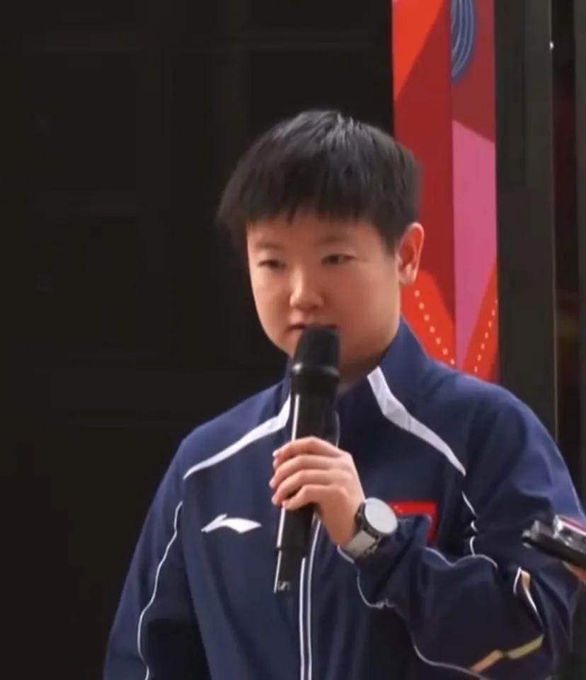 新加坡大满贯开赛在即，孙颖莎赛前接受采访，她说，能参加新加坡大满贯的选手都是世界