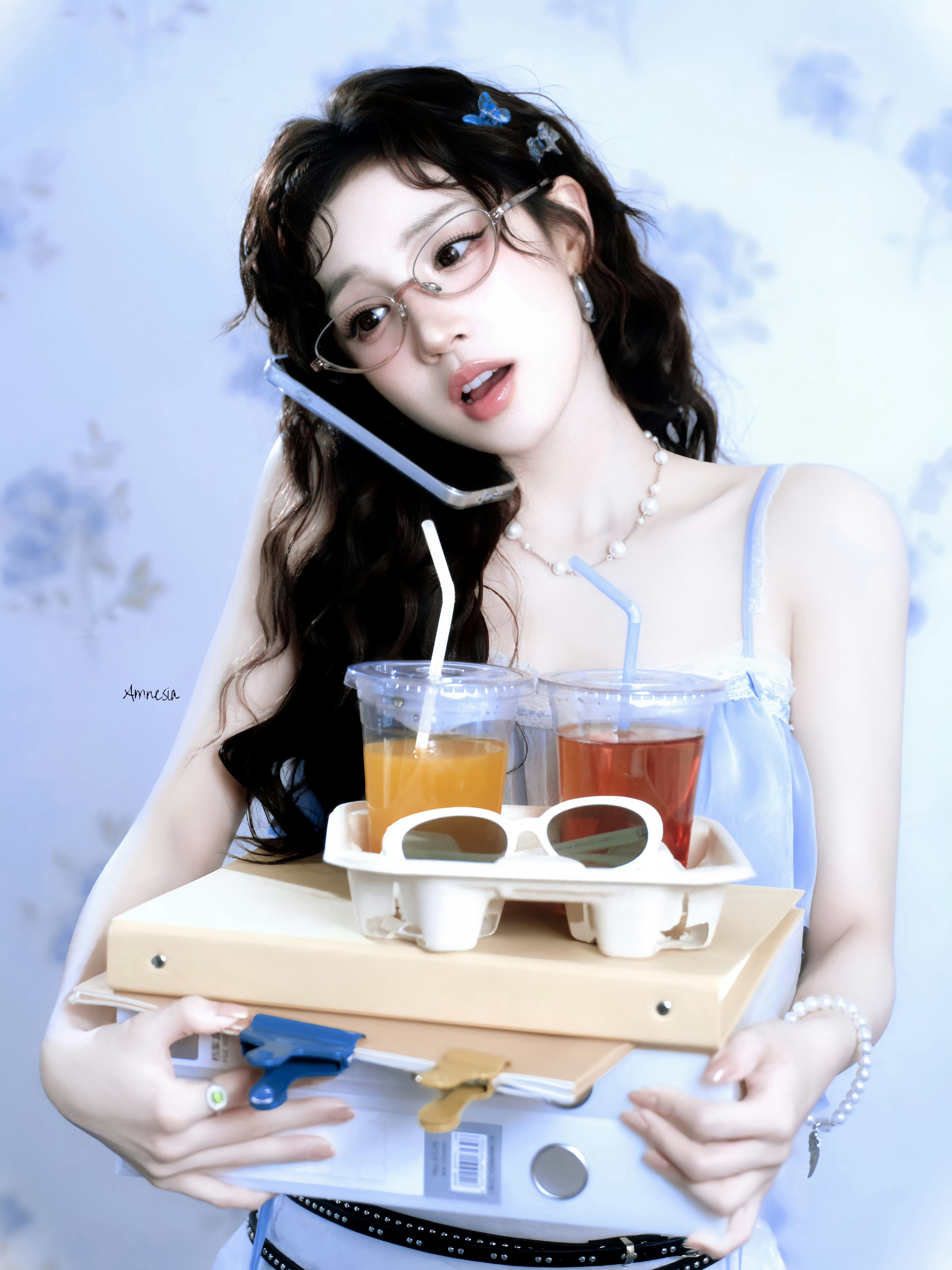 偶遇宋雨琦打卡自己海报会主动走向粉丝和粉丝合照的爱豆如何呢宋雨琦你继续散发魅力我