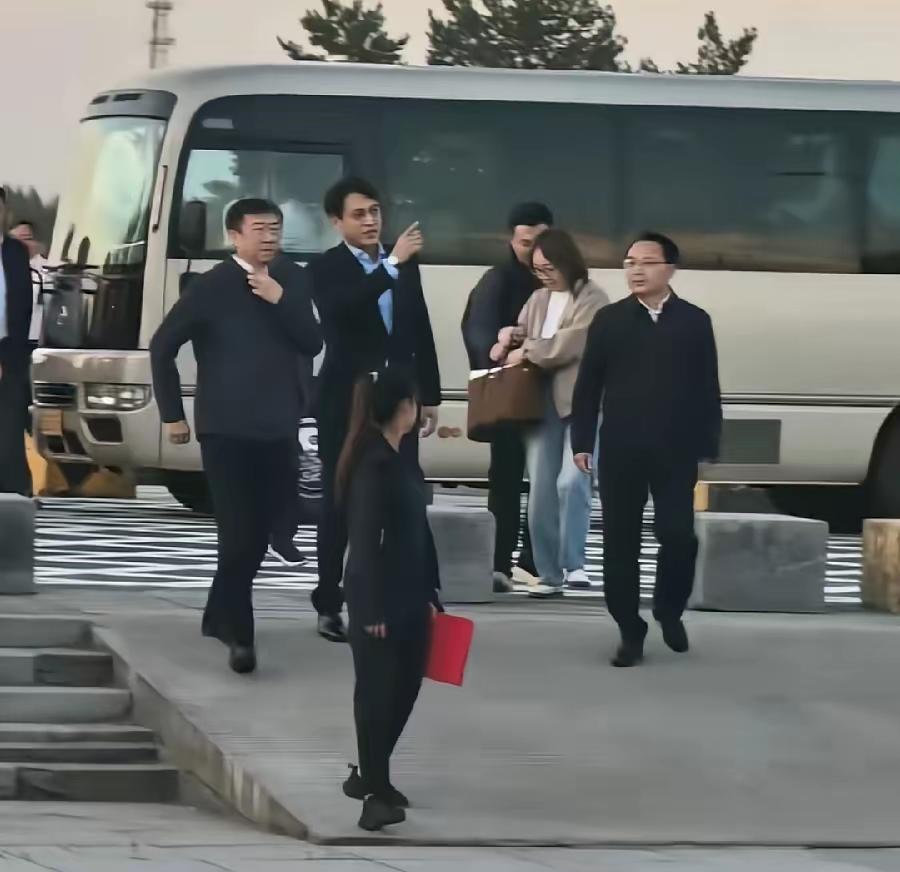 煤矿文工团团长靳东来鸡西了，走到哪里都是C位，鸡西书记市长齐上阵，给足了靳东礼遇