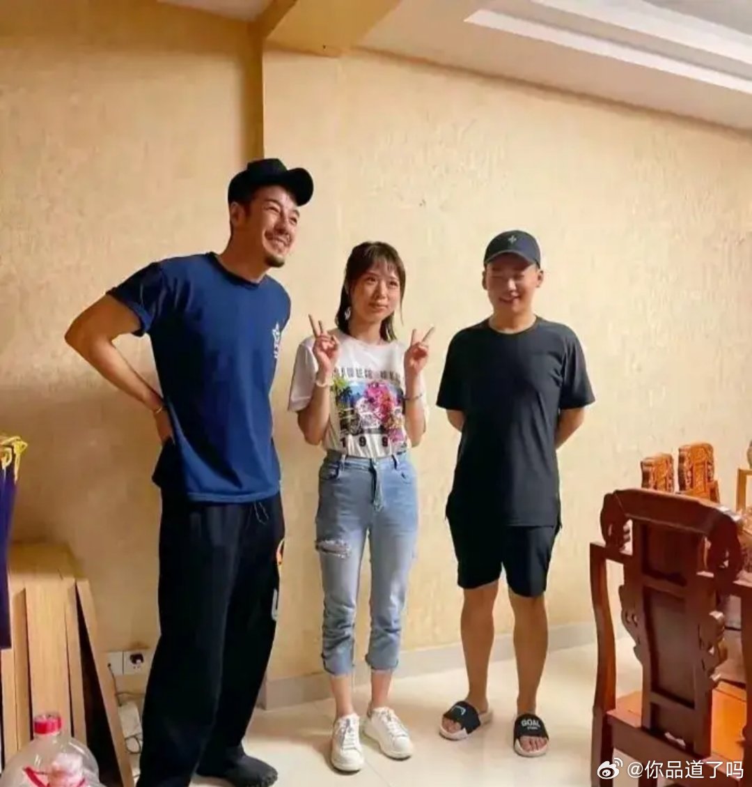 29岁郭麒麟和网友合影，个子不高，穿着普通，但就是讨人喜欢​​​