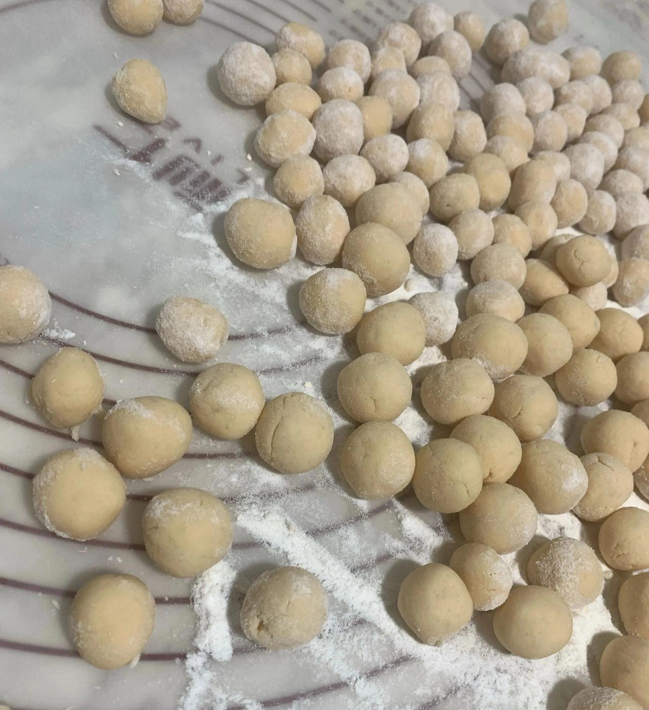 自己做的汤圆不知道你尝试过没有？今个礼拜天，本来想出去转转的，谁料想刚吃完午饭