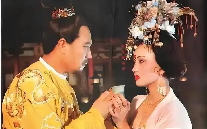 公元738年，李隆基看上了自己的儿媳妇杨玉环，正在他焦躁不安时，宦官高力士说自己