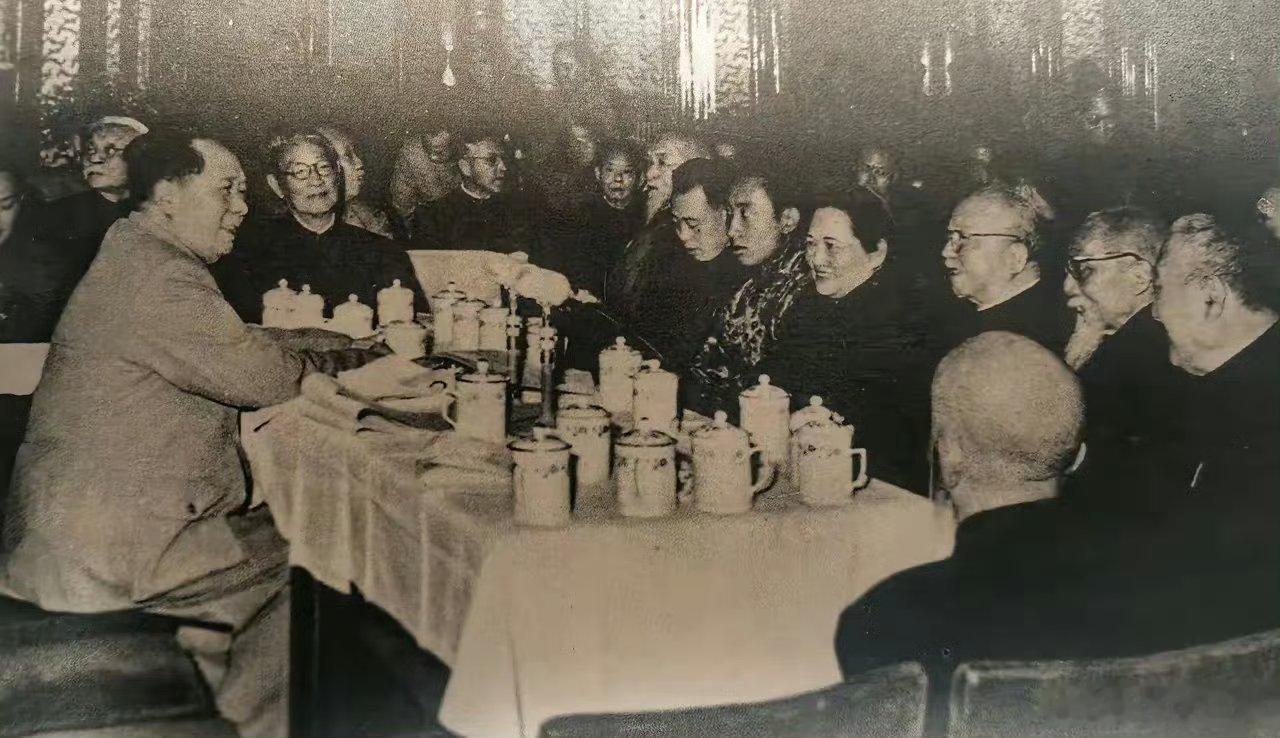1959年4月15日，毛主席召集党外著名人士座谈，毛主席第一句话把大家都搞笑了，