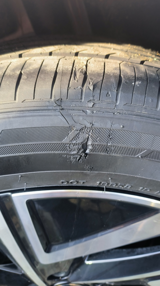 速腾轮胎更换高速开的快可能撵着东西了，我一按里面跟刀割的一样，才3000公里，