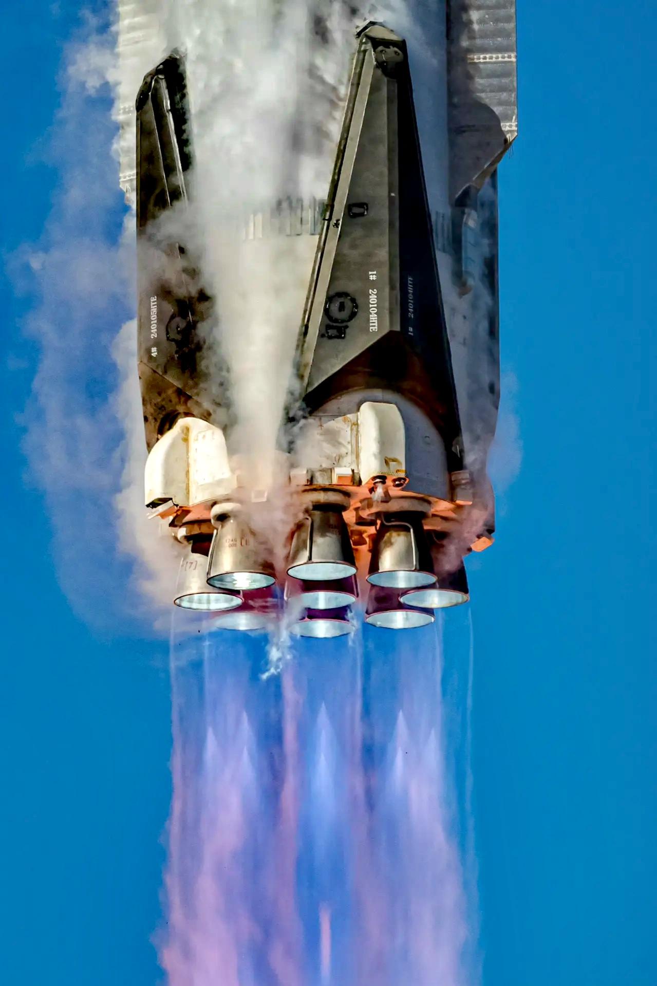 新鲜出炉，拍的真漂亮！尾焰近100米长，液氧甲烷发动机探照灯一样的明亮，朱雀II