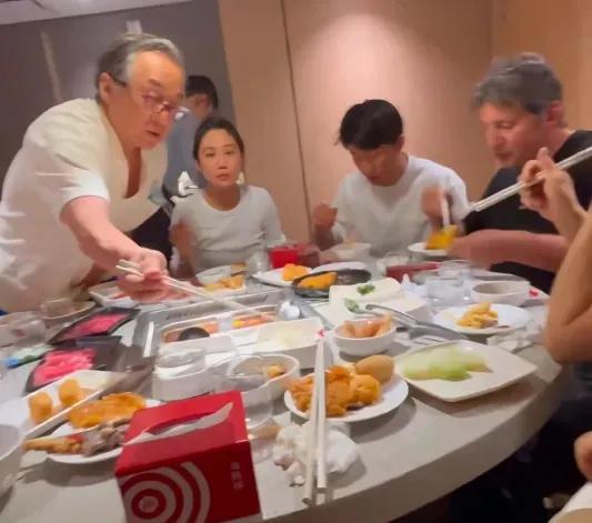 从银幕硬汉到餐桌食者！71岁成龙加拿大海底捞就餐，戴老花镜的画面太戳心