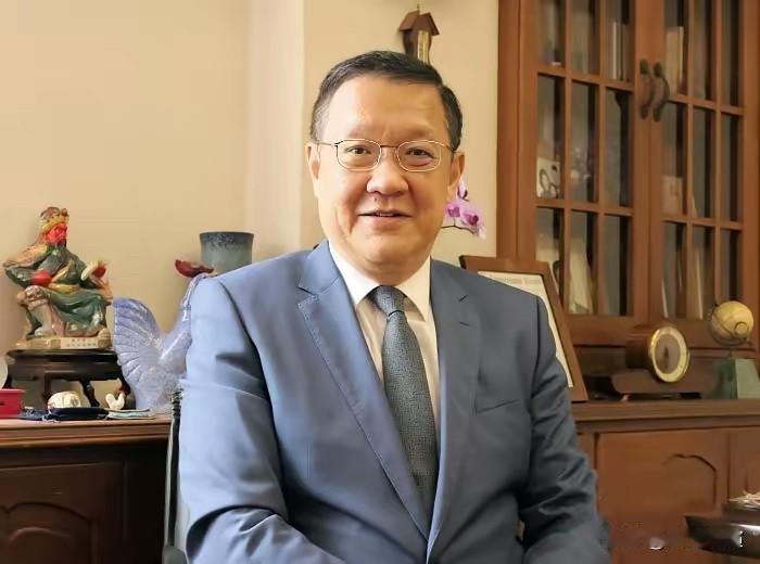 介文汲：要问我支持谁当选本届的国民党党主席，说实话我一个人都不支持，其实我心里觉