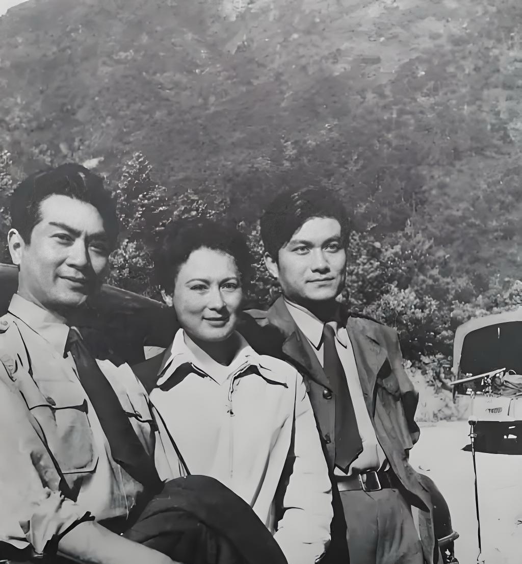 #老照片#一张老照片，拍摄于1980年。左边是著名影星梁波罗，他因在《51号