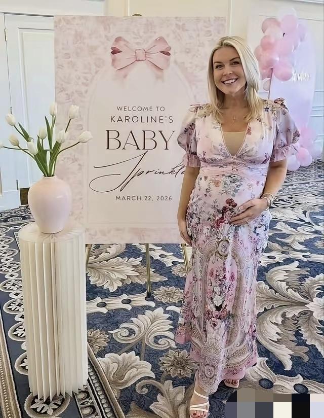 莱维特晒孕照。这娇媚的笑容比在的白宫办公室发言席前温柔多了！厉害。