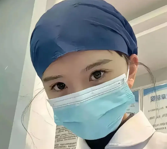 许多人都不明白，董小姐明明清楚肖飞的家庭状况，为何还执意与他交往。其实答案一目了