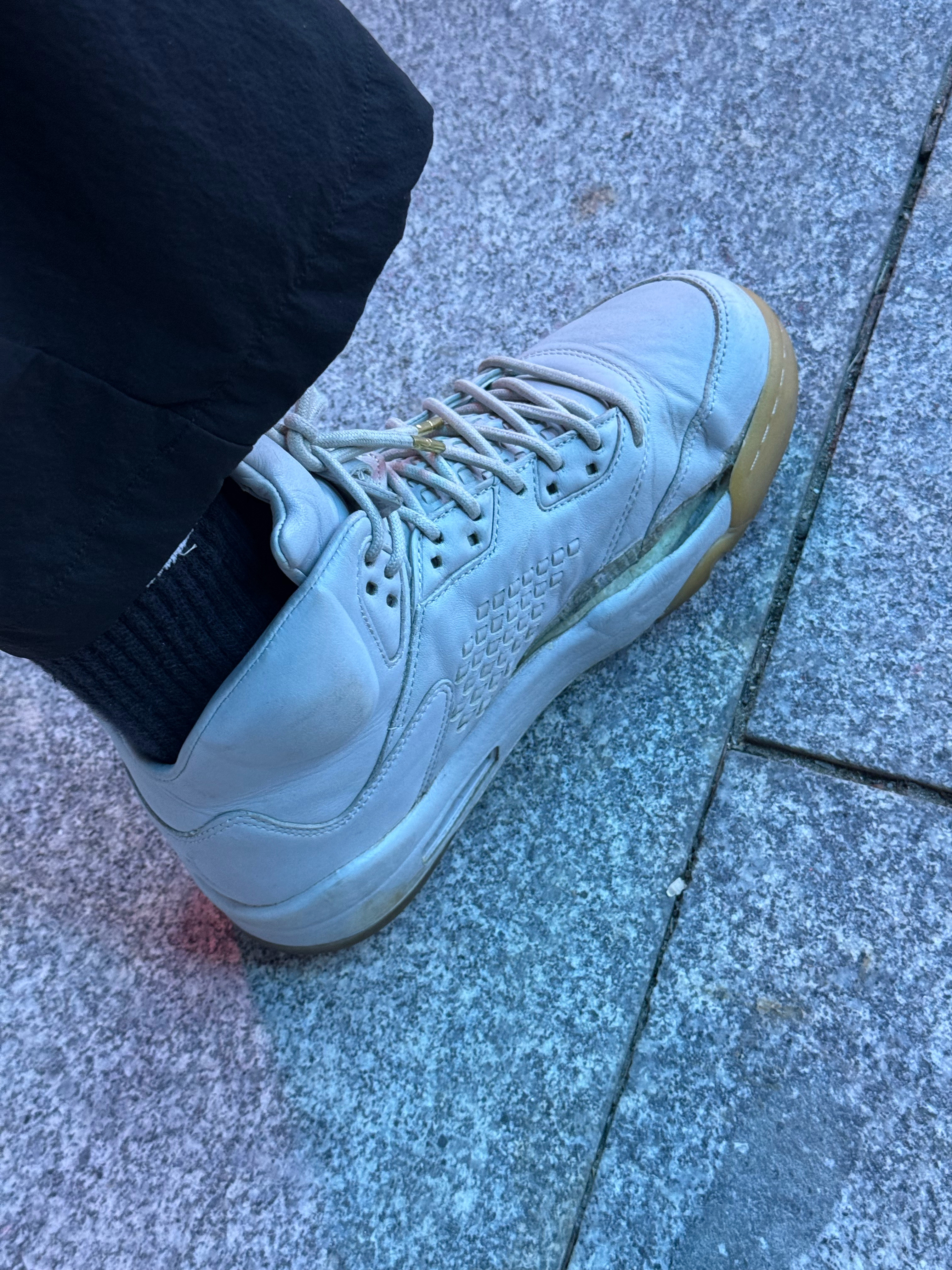 有没朋友在附近，急需一双鞋上台。袁老师今天没爆胎，今晚爆鞋了