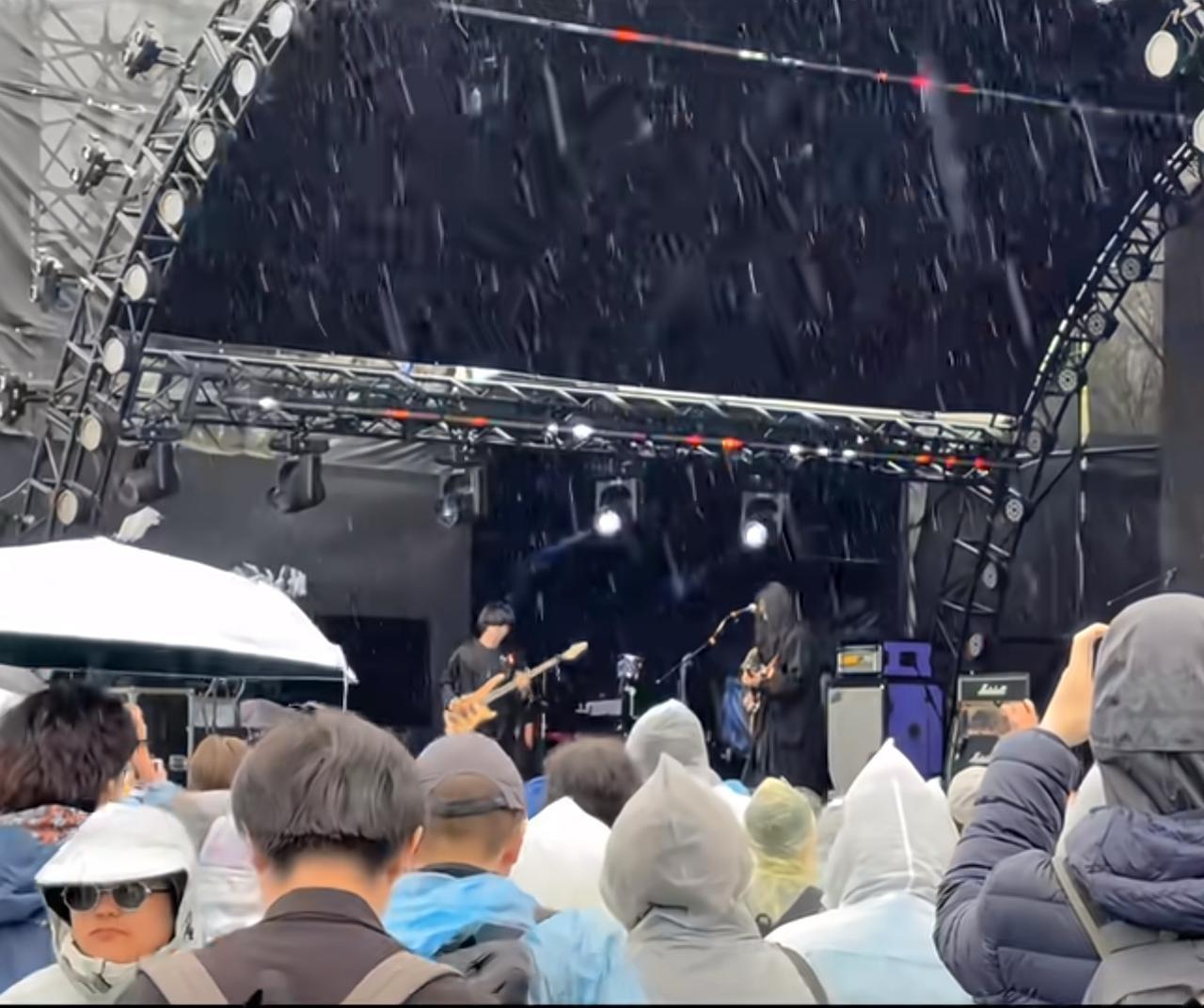 北京草莓音乐下雨很冷，陈楚生周边六毛披肩热卖！没想到北京今天的天气不作美，下起