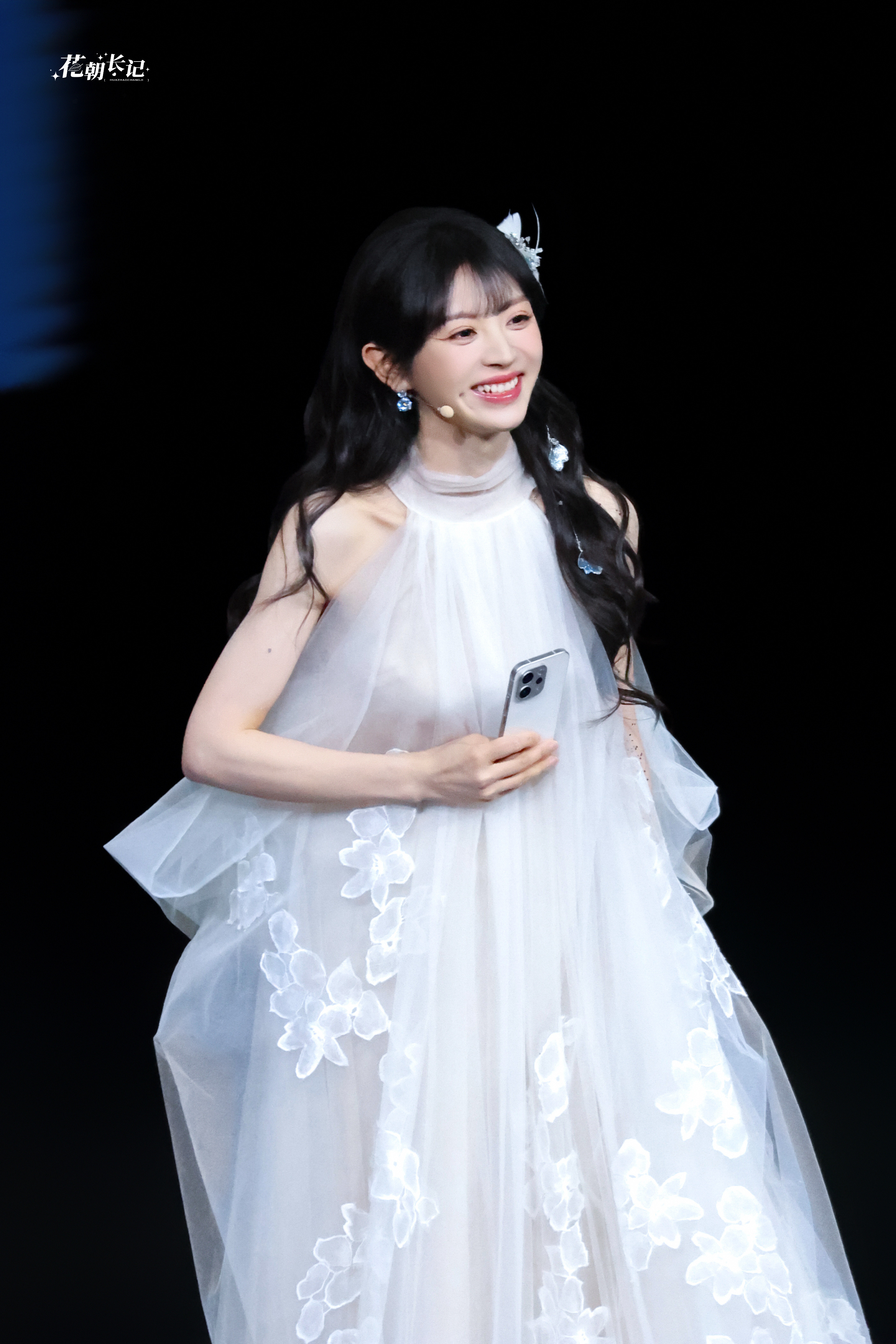 田曦薇嫩得能掐出水的脸蛋，偏偏一双眼勾魂夺魄，谁看了不迷糊。