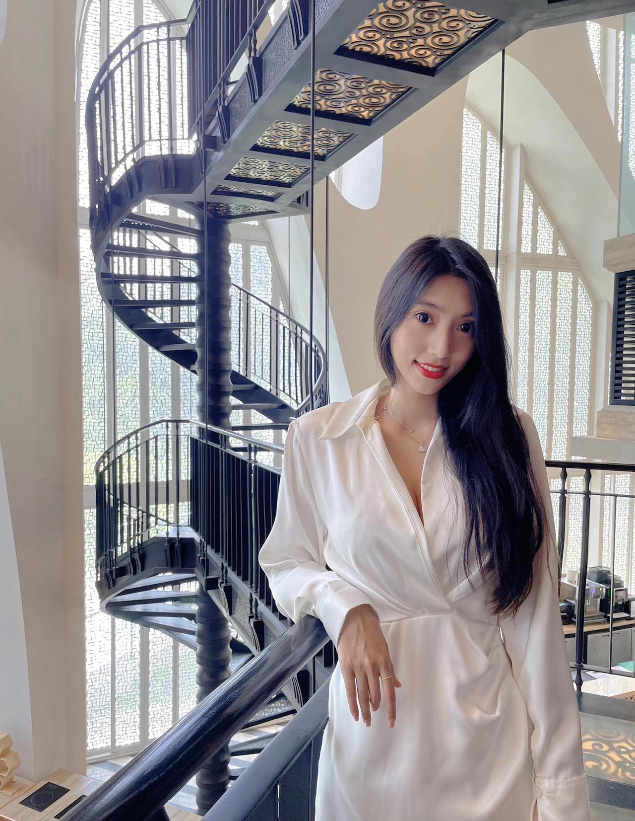 上热门慢生活御姐美女穿搭