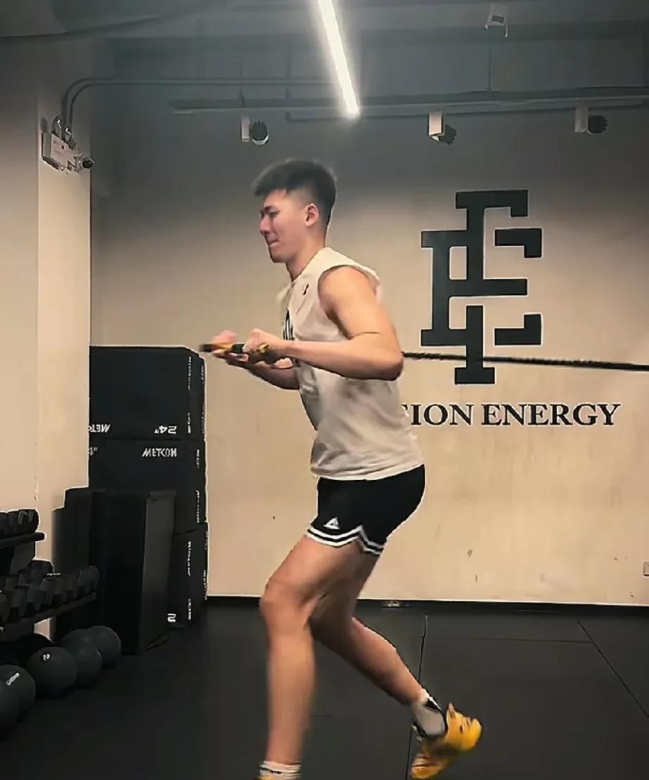 新赛季就靠你撑起辽宁男篮内线了！近日，张陈治锋晒出自己的训练照，大哥们目前都在