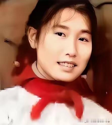 1973年，女知青黄丽萍带着农村丈夫回宁波探亲，没曾想，当丈夫看到墙上挂着的照片