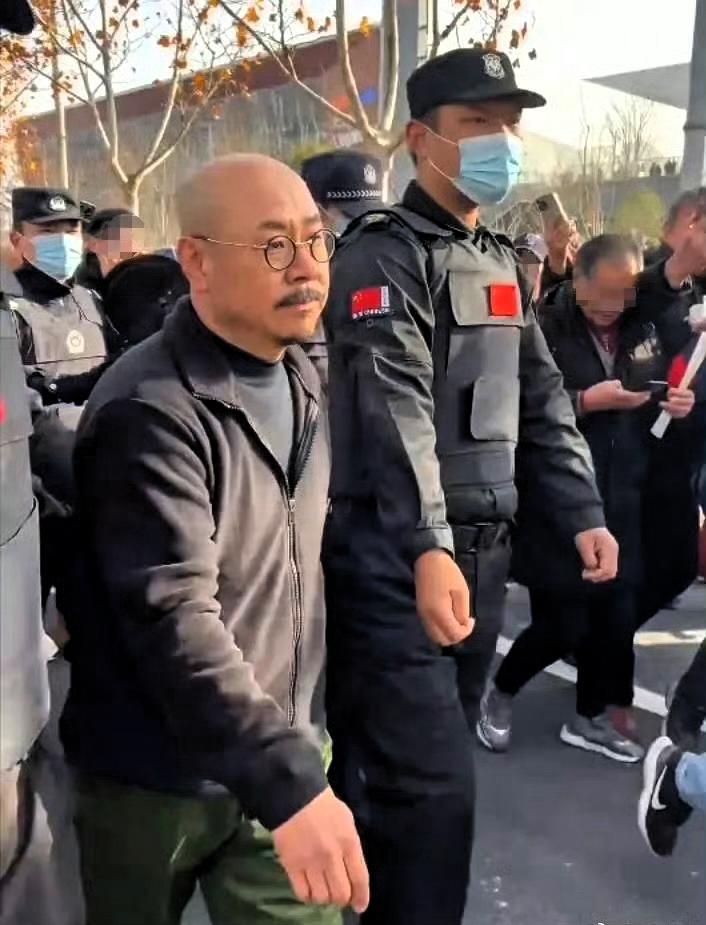 刀郎是大家喜欢的歌手模仿者也越来越多，这三位都是刀郎的模仿者，看看哪位更像刀郎？