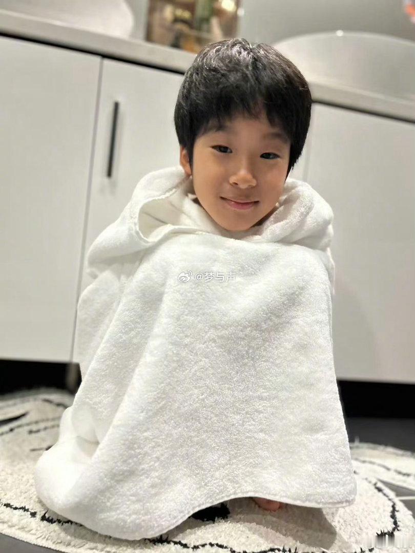 吴京真在家带娃了吴京晒带娃日常，其实他多年来始终用心陪伴孩子，全力支持谢楠事业