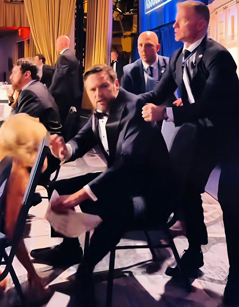 万斯是不是被吓的呆若木鸡了啊？万斯面对此场景，大脑是不是一片空白啊？如果没有