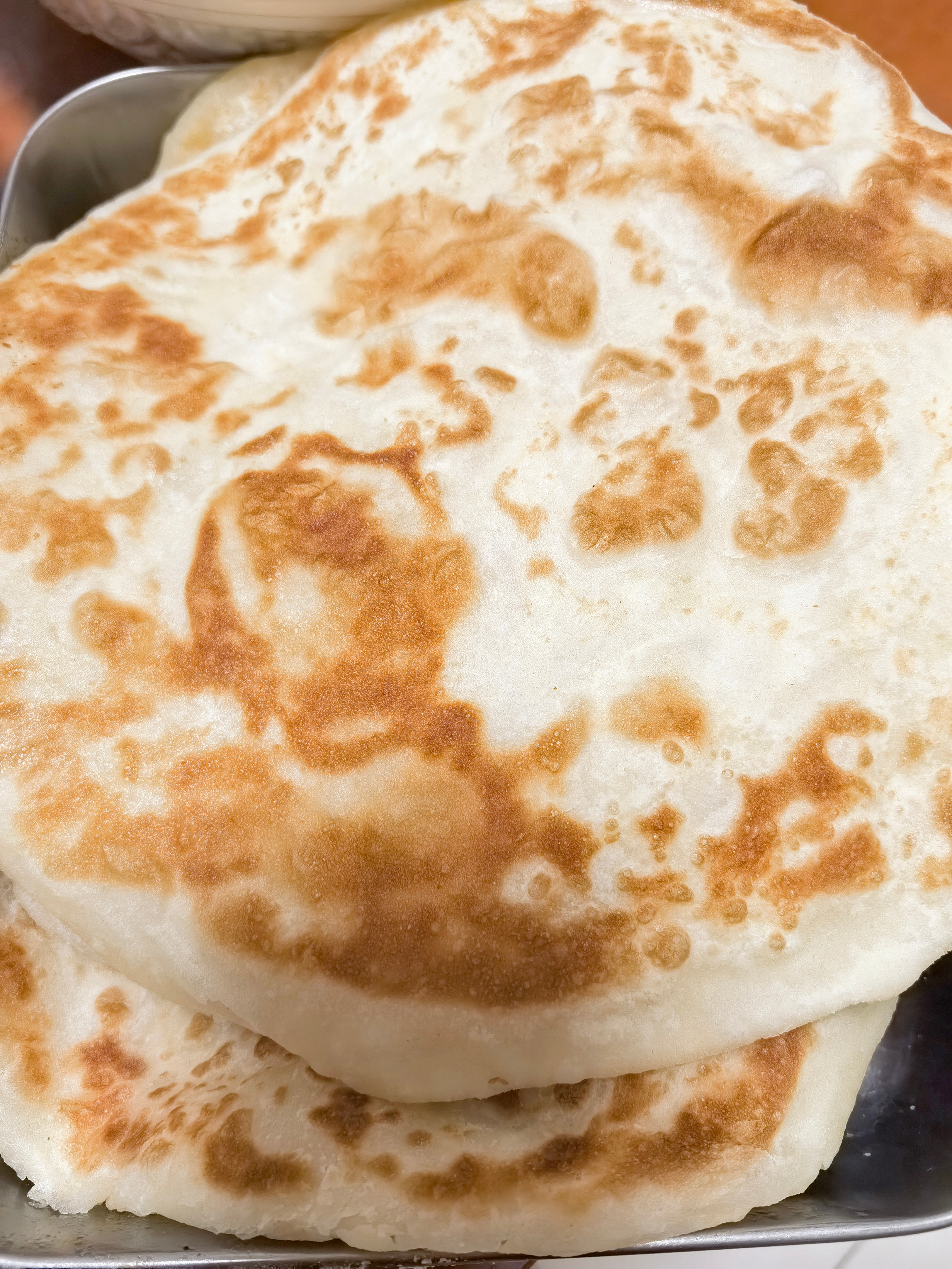 今晚又做羊汤喝啦，配上妈咪的大烙饼绝美~