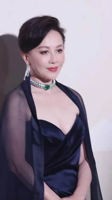 上海珠宝晚宴太惊艳！刘嘉玲宝蓝长裙气场炸裂，61岁冻龄封神；刘亦菲香槟纱裙大气从容，脸蛋饱满紧实状态