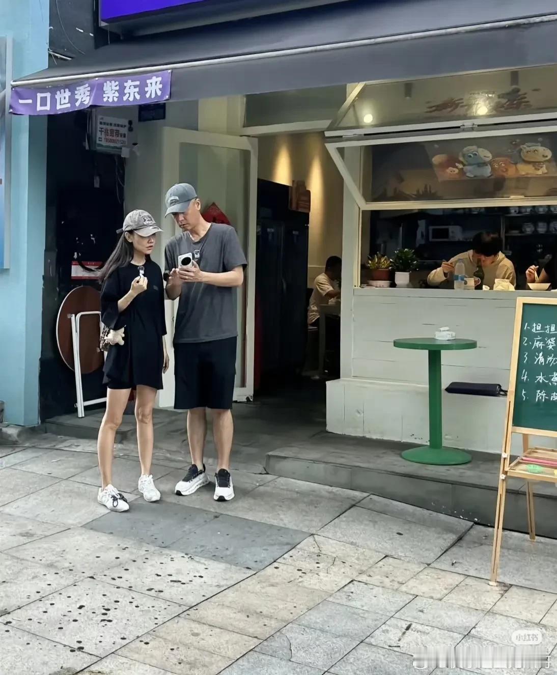 41岁孙骁骁和47岁任重出现在街头，夫妻俩穿着休闲装戴着鸭舌帽非常低调，他们结婚