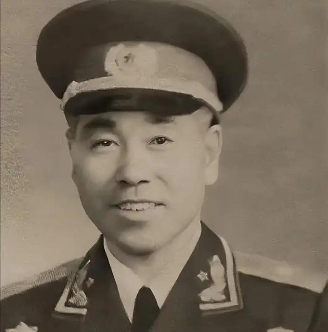 1952年，华东防空军副司令员被举报贪污三千亿，电报送到毛主席案头，陈毅得知后却