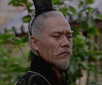 公元前88年，21岁的钩弋夫人正在服侍70岁的汉武帝入睡。汉武帝突然起身宣召：“