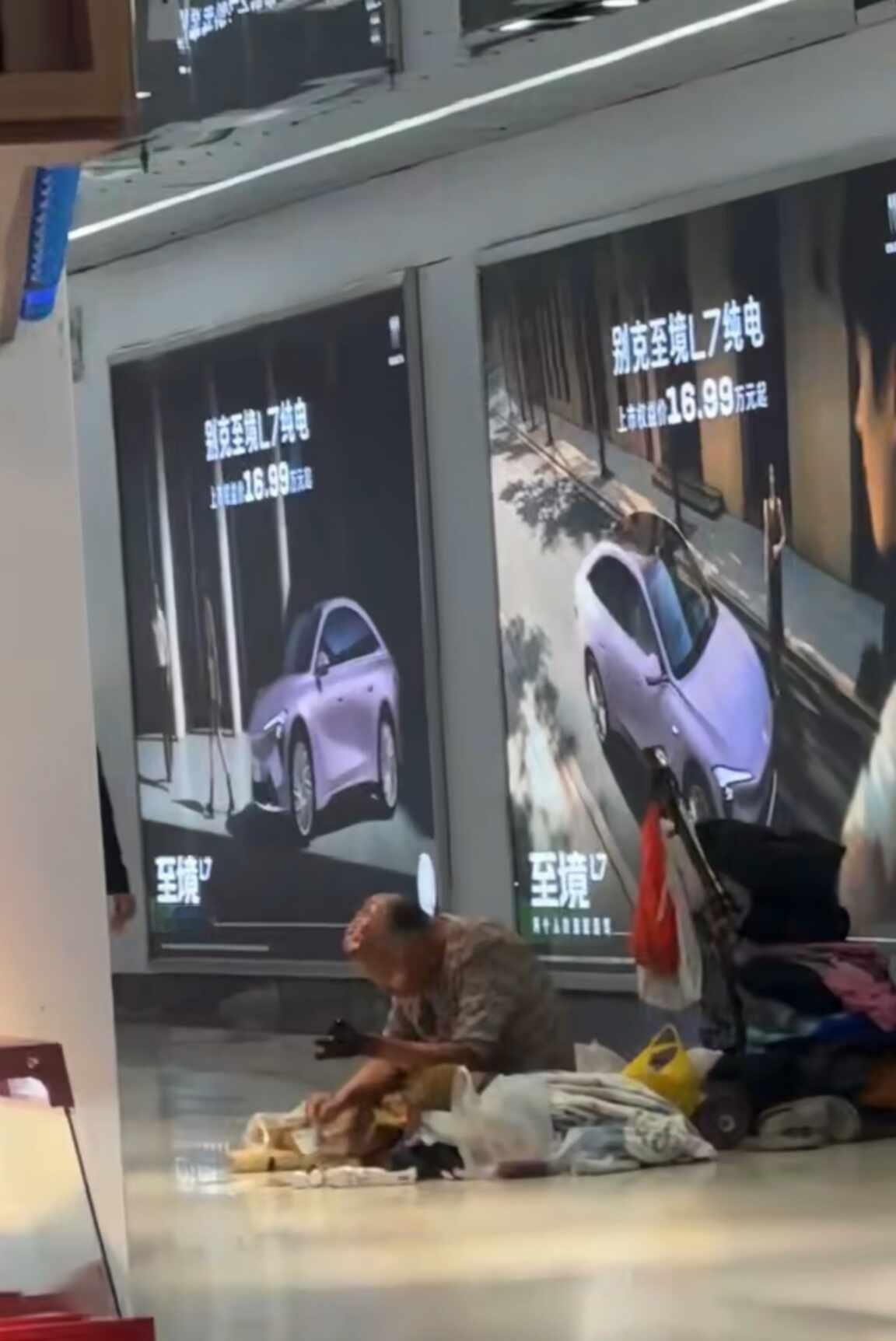 郑州二七广场在二七广场一号地铁口出口进入德华新街这条街上，在这流浪，半截手指头