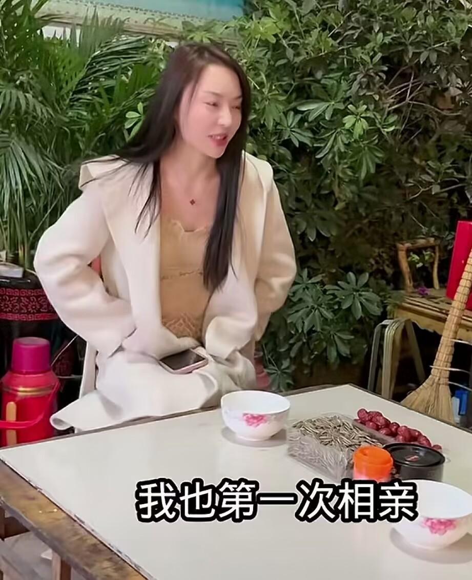 经村里大妈牵线，小伙迎来人生第一次相亲，远远看见姑娘站在农家小院门口，瞬间看呆了