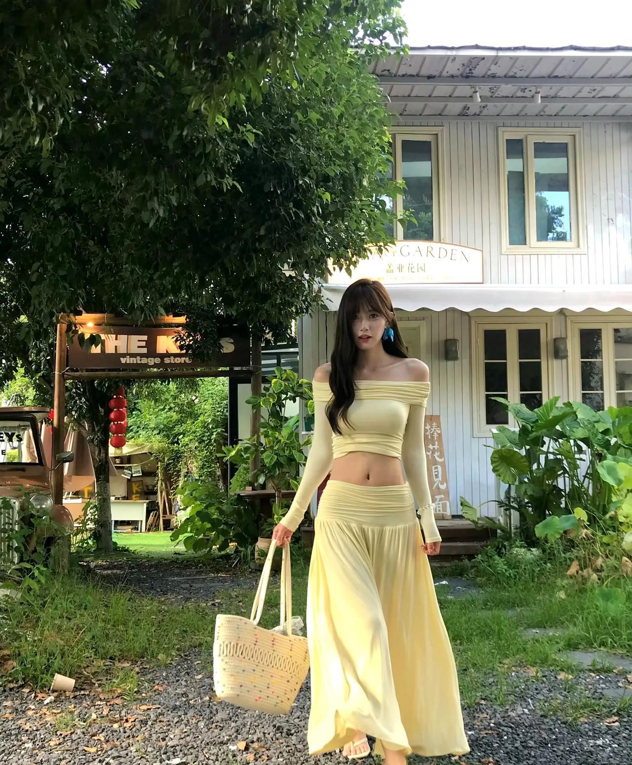 花径曲通幽，绿意满庭院。