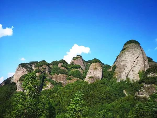 天桥山景区位于湖南省的泸溪县，地处泸溪县的武溪镇北岸，距离泸溪县主城区有大约五公