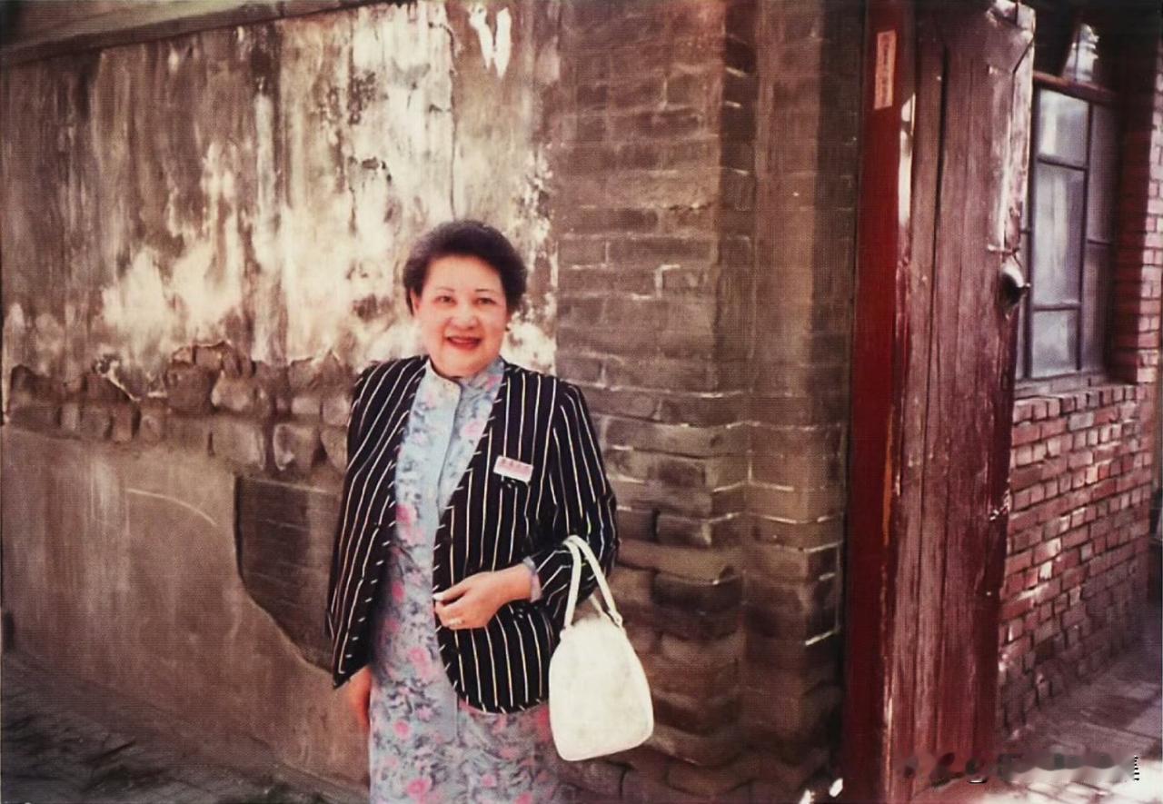 1990年，《城南旧事》作者林海音在北京旧居晋江会馆前留影。早在1931年，林家