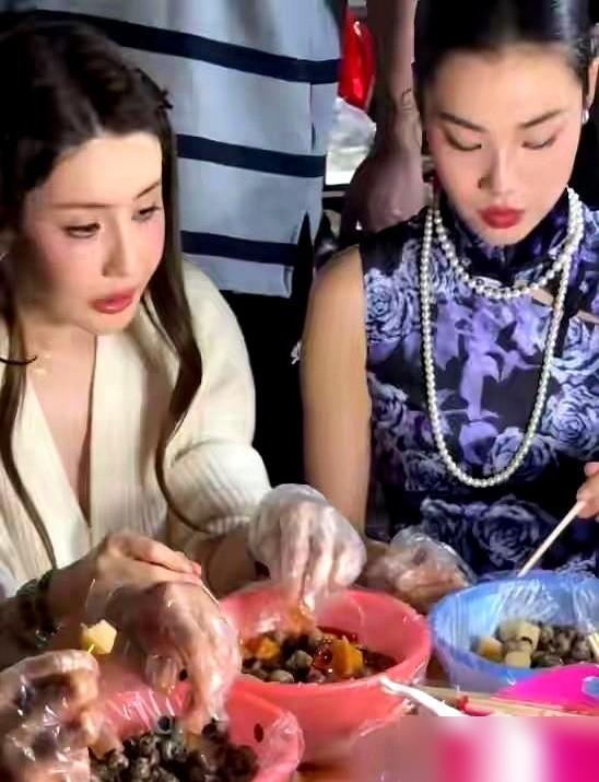 韦雪在夜市吃碗螺蛳粉，嘴巴都张不开，谁能想到，这脸，砸进去几百万。镜头一怼