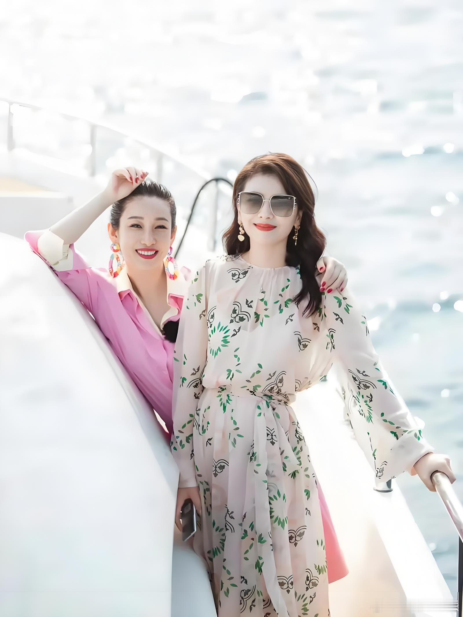 秦海璐刘涛你俩真亲啊刘涛秦海璐过嘴的交情刷到网友整理的互动合集直接被圈粉，秦海